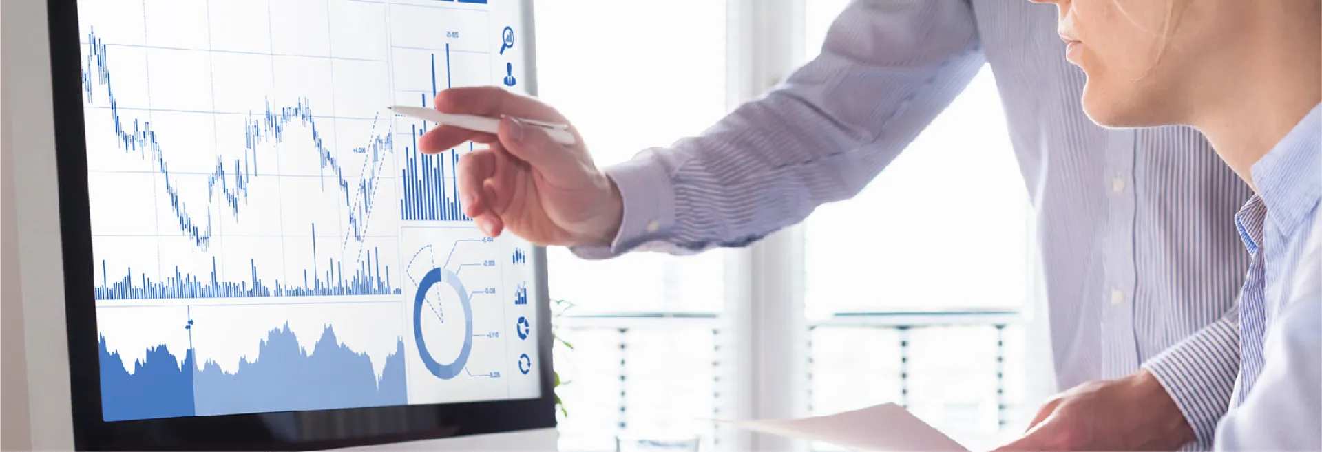 Eine Person, die auf einen Bildschirm zeigt