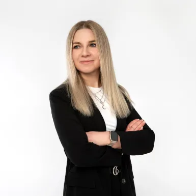 Frau mit verschränkten Armen